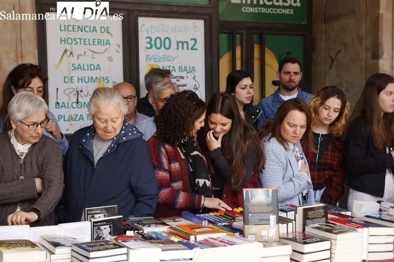 Foto 4 - El D&iacute;a del Libro llena de cultura la Plaza Mayor 