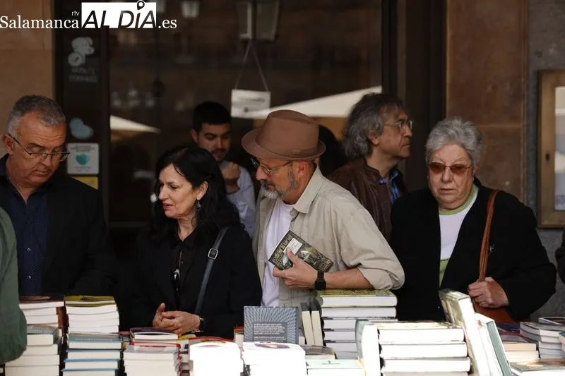 Foto 2 - El D&iacute;a del Libro llena de cultura la Plaza Mayor 