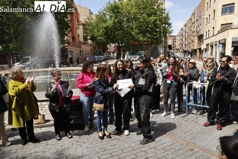 Foto 10 - Sara Ros y Beatriz Oliver, premiadas con la mejor obra del Concurso Galer&iacute;a Urbana del barrio del Oeste