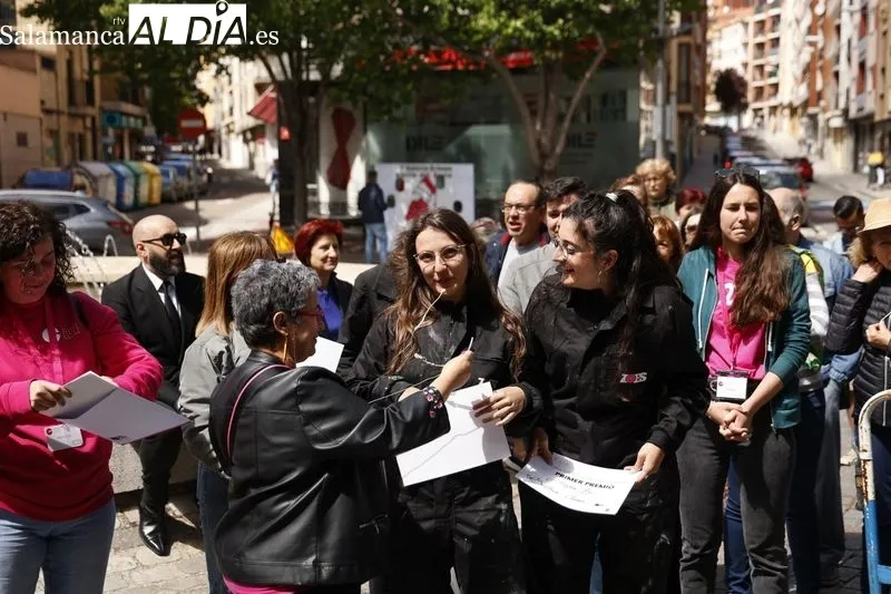 Foto 8 - Sara Ros y Beatriz Oliver, premiadas con la mejor obra del Concurso Galer&iacute;a Urbana del barrio del Oeste
