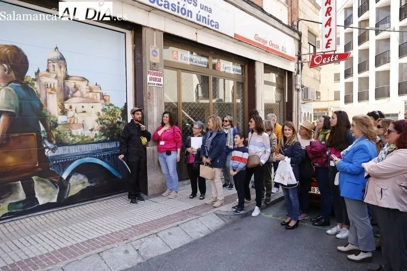 Foto 2 - Sara Ros y Beatriz Oliver, premiadas con la mejor obra del Concurso Galer&iacute;a Urbana del barrio del Oeste