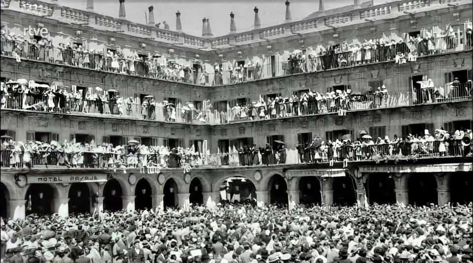 Rincón noroeste de la plaza Mayor (arco de la calle Concejo) al mediodía del catorce de abril de 1931. Fotograma del documental 'Palabras para un fin del mundo' en TVE La2 