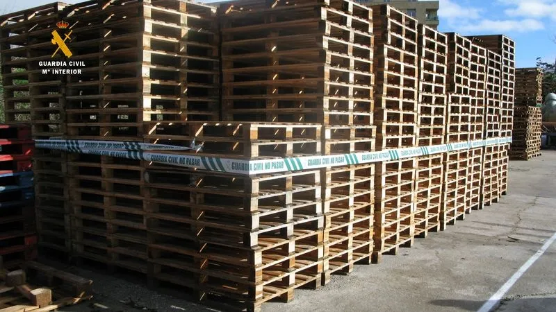 Foto del material intervenido en esta operación contra la comercialización y distribución ilegales de embalajes de madera (pallets) utilizados en el comercio nacional e internacional