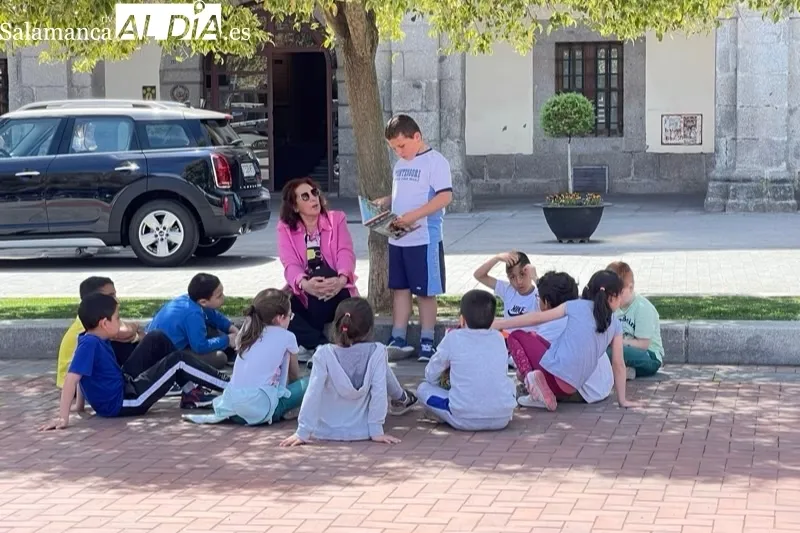 Escolares del CEIP Severiano Montero realizaban lecturas en la Plaza de España