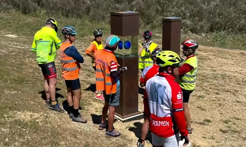 Foto 5 - Los Amigos de la Bici y la Asociaci&oacute;n para la Ense&ntilde;anza de la Astronom&iacute;a recorren el Sistema Solar