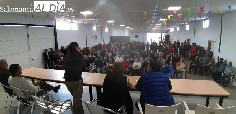 Asistentes a la reunión celebrada en Espeja y encinas podadas con el sistema que quieren algunos agentes forestales