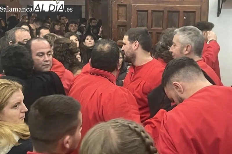 Foto 4 - Devoci&oacute;n multitudinaria y sorpresas protagonizan la esperada procesi&oacute;n del Cristo del Humilladero y Nuestra Se&ntilde;ora de las L&aacute;grimas