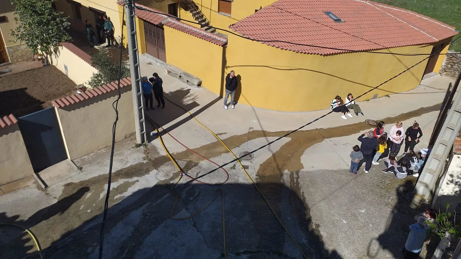 Foto 6 - Al menos dos dotaciones de Bomberos de Pe&ntilde;aranda intervienen en un grave incendio en Horcajo Medianero