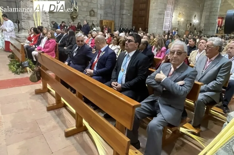Foto 3 - Multitudinario recibimiento a Jes&uacute;s en la Borriquilla en un esperado Domingo de Ramos