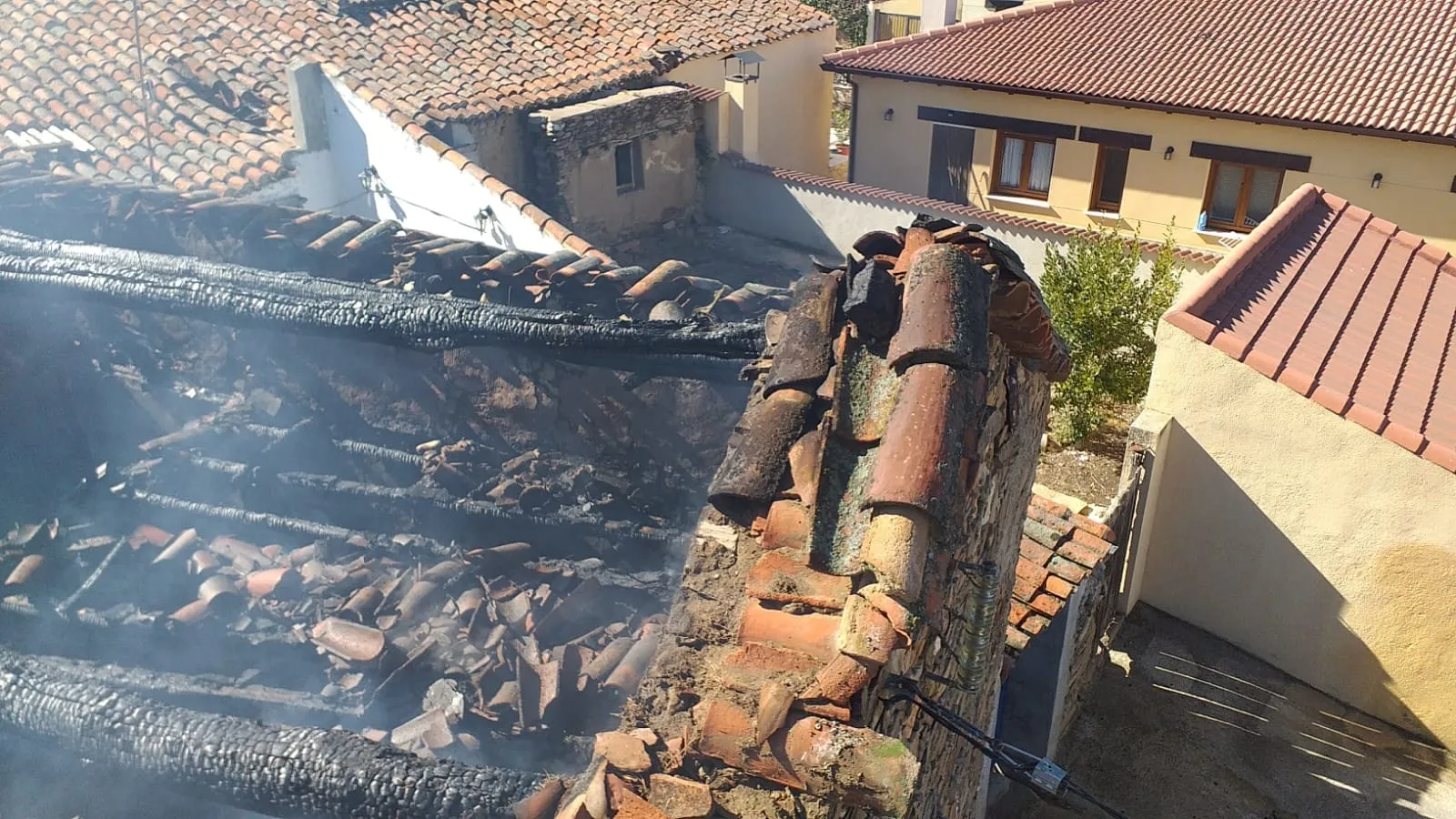 Foto 7 - Al menos dos dotaciones de Bomberos de Pe&ntilde;aranda intervienen en un grave incendio en Horcajo Medianero