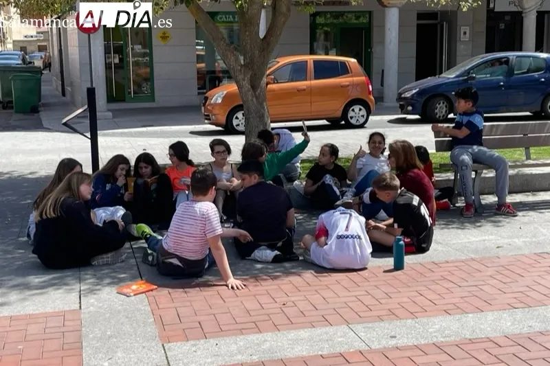 Escolares del CEIP Severiano Montero realizaban lecturas en la Plaza de España