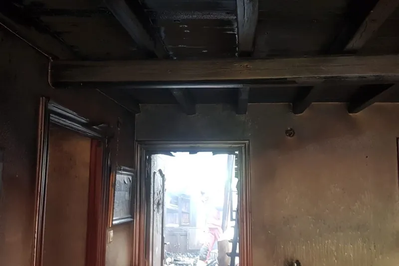 Foto 4 - Dos dotaciones de Bomberos de Pe&ntilde;aranda trabajan en la extinci&oacute;n de un potente incendio en una vivienda en Gimialc&oacute;n