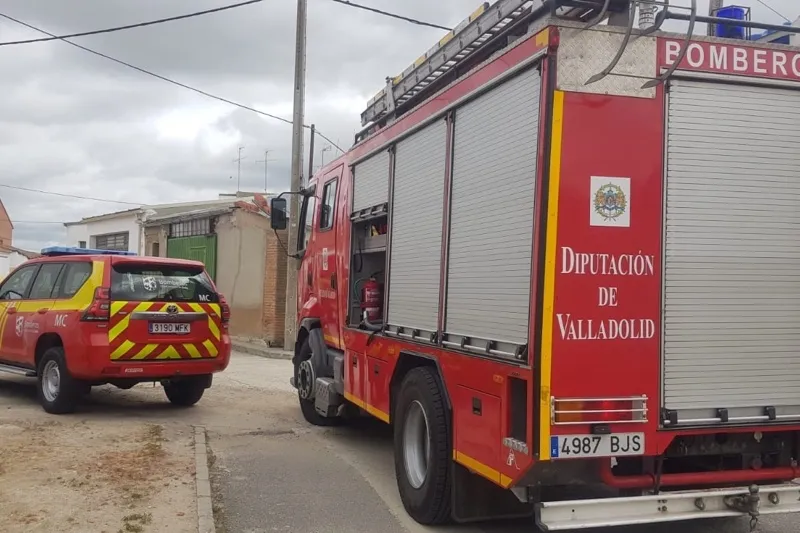 Foto 9 - Dos dotaciones de Bomberos de Pe&ntilde;aranda trabajan en la extinci&oacute;n de un potente incendio en una vivienda en Gimialc&oacute;n