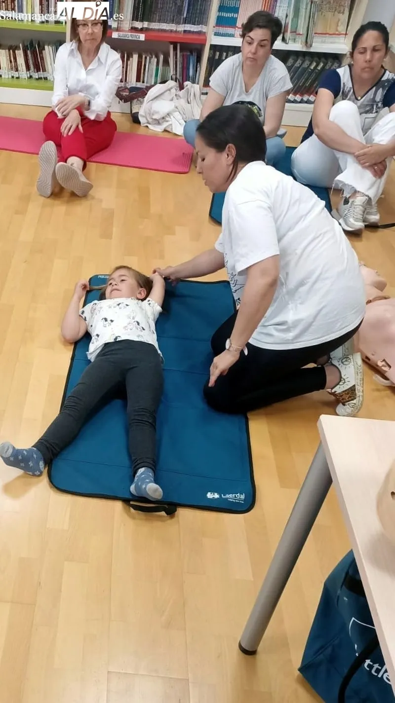 Los asistentes al taller siguieron con atención las explicaciones de la monitora