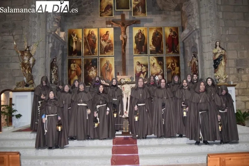 Foto 3 - La procesi&oacute;n del Lunes Santo hace historia, por primera un Santo Cristo traspasa las puertas del cementerio