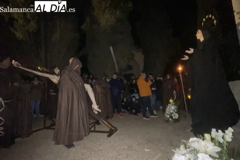 Foto 2 - La procesi&oacute;n del Lunes Santo hace historia, por primera un Santo Cristo traspasa las puertas del cementerio