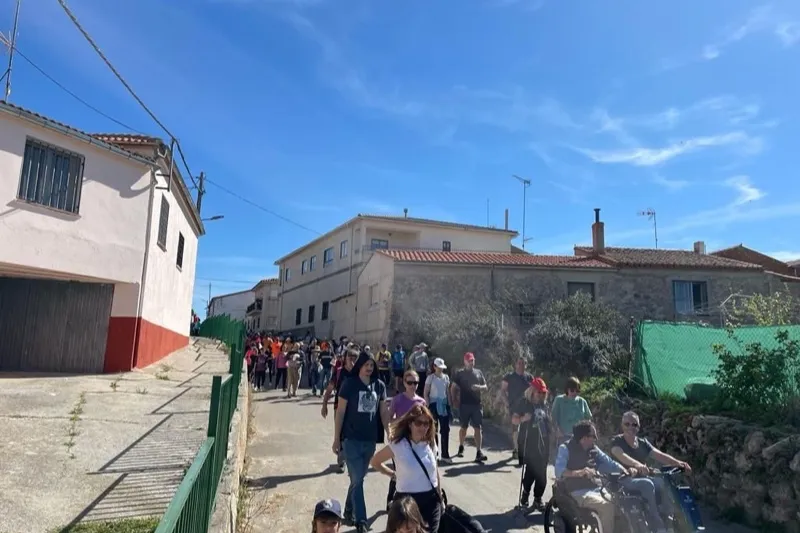Malpartida acogía la marcha de senderismo solidaria con Aspaym