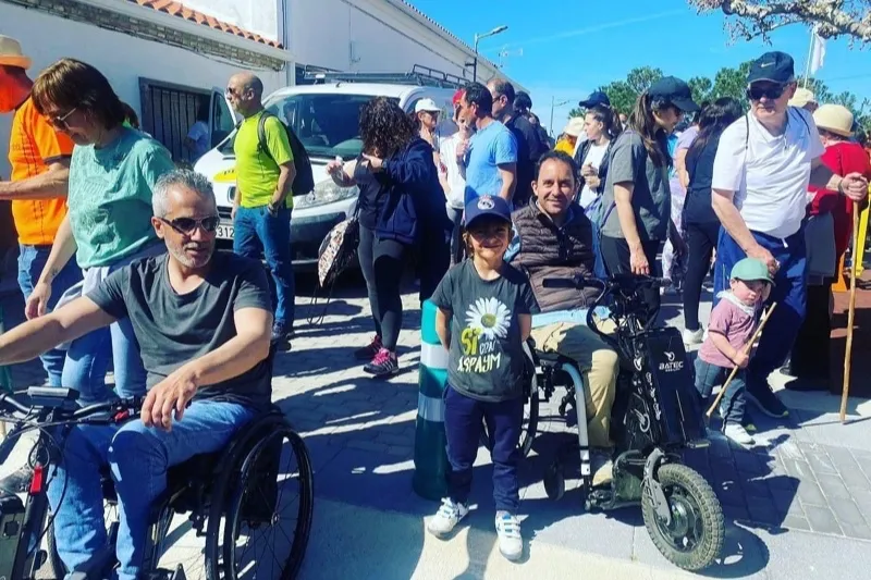 Malpartida acogía la marcha de senderismo solidaria con Aspaym