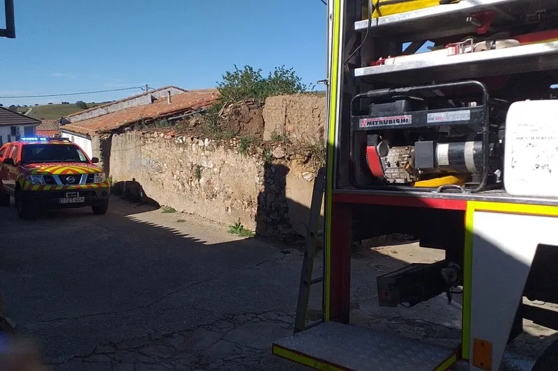 Foto 3 - Al menos dos dotaciones de Bomberos de Pe&ntilde;aranda intervienen en un grave incendio en Horcajo Medianero