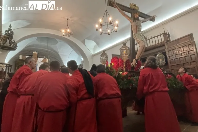 Foto 5 - Devoci&oacute;n multitudinaria y sorpresas protagonizan la esperada procesi&oacute;n del Cristo del Humilladero y Nuestra Se&ntilde;ora de las L&aacute;grimas