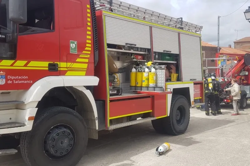 Foto 7 - Dos dotaciones de Bomberos de Pe&ntilde;aranda trabajan en la extinci&oacute;n de un potente incendio en una vivienda en Gimialc&oacute;n