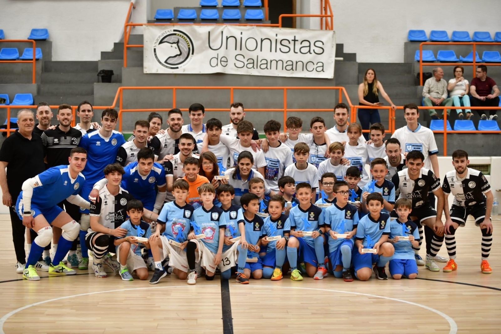 El equipo benjamín de la escuela municipal de fútbol sala recibe un caluroso reconocimiento tras proclamarse campeón de los Juegos Escolares