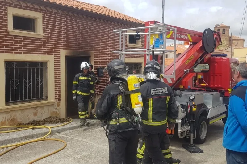 Foto 2 - Dos dotaciones de Bomberos de Pe&ntilde;aranda trabajan en la extinci&oacute;n de un potente incendio en una vivienda en Gimialc&oacute;n