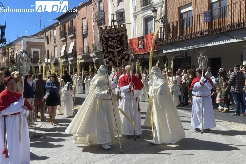 Foto 2 - Multitudinario recibimiento a Jes&uacute;s en la Borriquilla en un esperado Domingo de Ramos