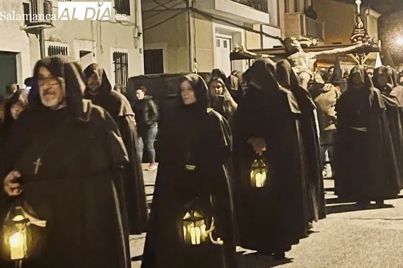 Foto 7 - La procesi&oacute;n del Lunes Santo hace historia, por primera un Santo Cristo traspasa las puertas del cementerio
