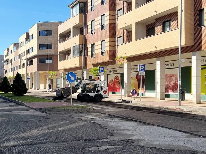 Foto 2 - Comienzan a asfaltarse diferentes calles de Carbajosa