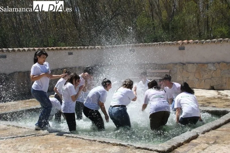 Foto 10 - Primaveral y esperada: As&iacute; se ha vivido la hist&oacute;rica romer&iacute;a de los Quintos de Alaraz este lunes de aguas 