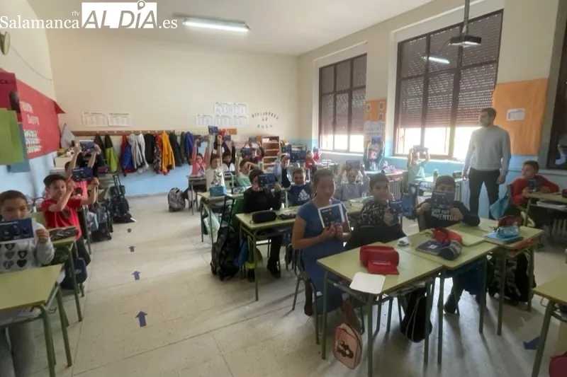 El futbolista David Romo ofrecía diferentes charlas en el CEIP Miguel de Unamuno