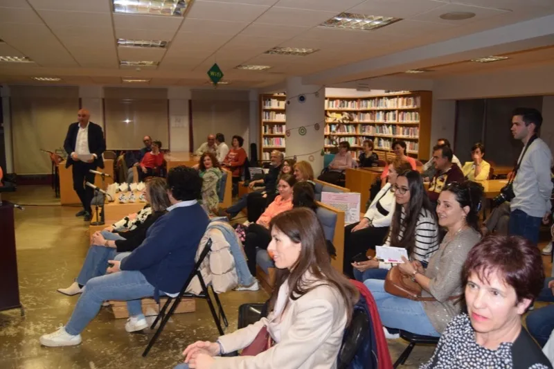 La Biblioteca celebraba este viernes el broche a la semana del libro con lectura y cocteles