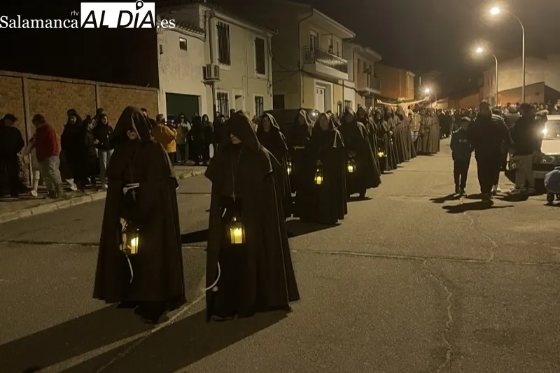 Foto 8 - La procesi&oacute;n del Lunes Santo hace historia, por primera un Santo Cristo traspasa las puertas del cementerio