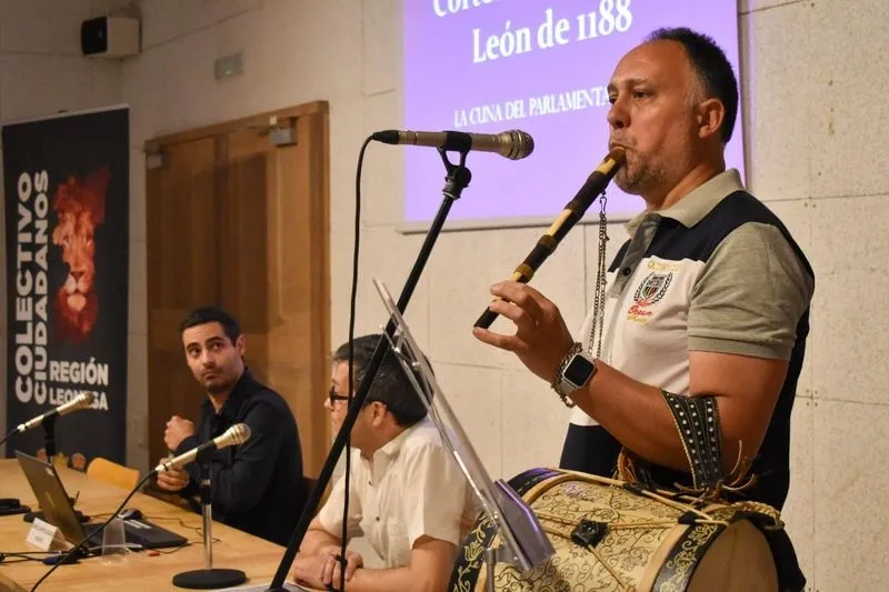 El Colectivo Ciudadanos de la Región Leonesa (CCRL) durante el acto en la Casa de las Conchas de Salamanca