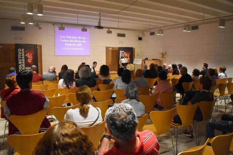 El Colectivo Ciudadanos de la Región Leonesa (CCRL) durante el acto en la Casa de las Conchas de Salamanca