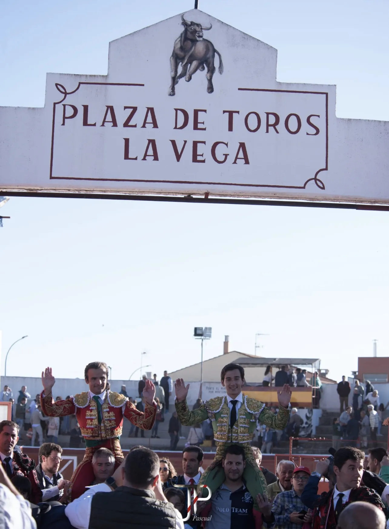 Foto 2 - Tarde de primavera y trofeos para una variada Corrida Mixta en Villoria