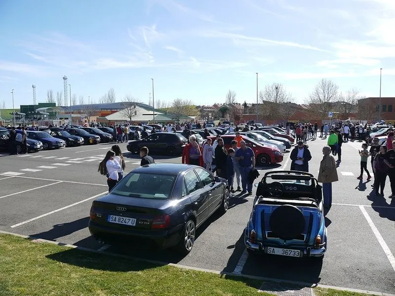 Foto 2 - Los amantes del motor disfrutan con la concentraci&oacute;n de veh&iacute;culos en Carbajosa