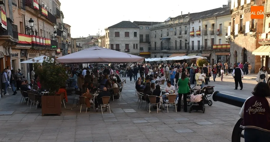 Foto 4 - Bulliciosa jornada de Jueves Santo con las terrazas viviendo uno de sus d&iacute;as grandes del a&ntilde;o