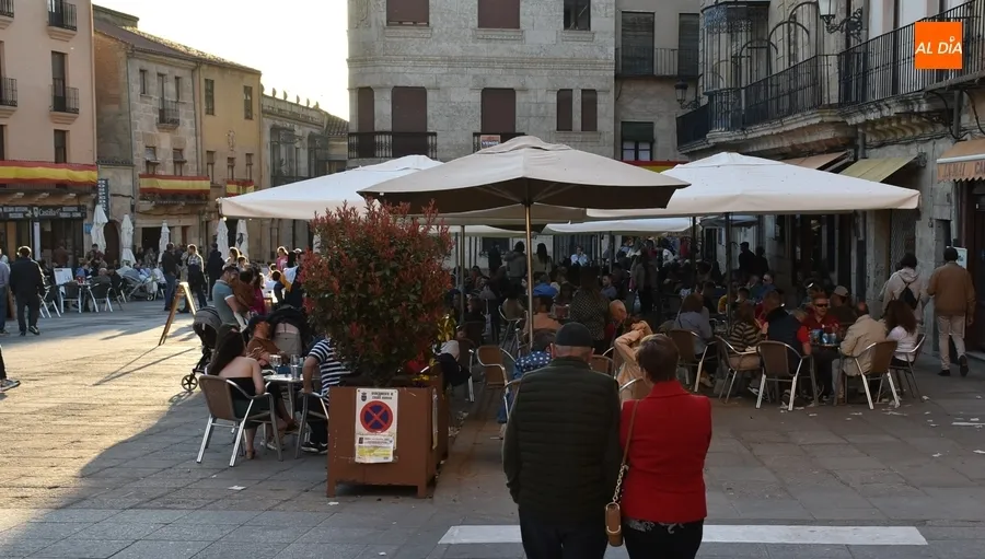 Foto 5 - Bulliciosa jornada de Jueves Santo con las terrazas viviendo uno de sus d&iacute;as grandes del a&ntilde;o