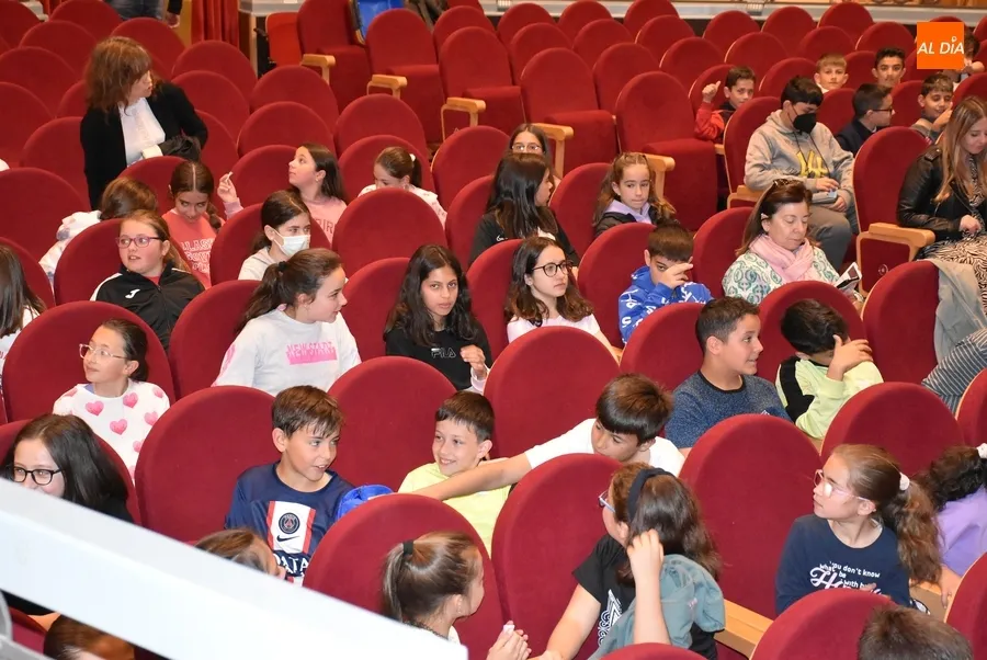 Foto 5 - Escolares de Ciudad Rodrigo y Fuenteguinaldo estrenan las proyecciones del EDUCAFICEE