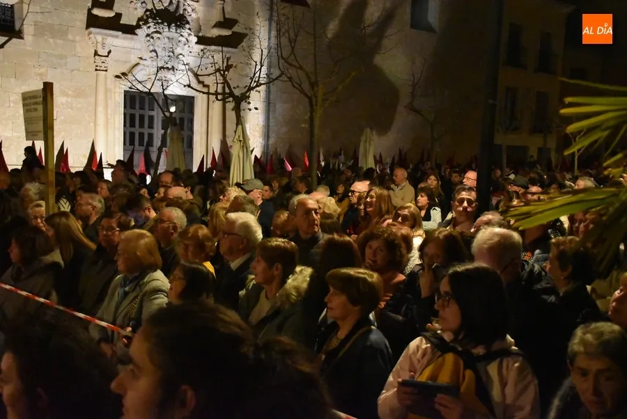 Foto 2 - Multitudinario acompa&ntilde;amiento al Cristo del Silencio bajo una espectacular luna