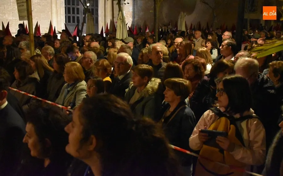 Foto 3 - Multitudinario acompa&ntilde;amiento al Cristo del Silencio bajo una espectacular luna