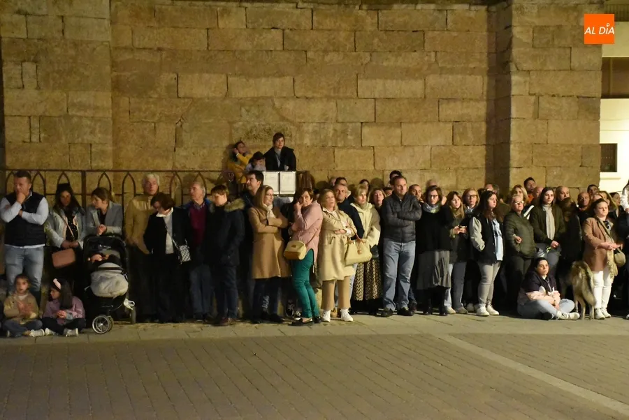 Foto 4 - Multitudinario acompa&ntilde;amiento al Cristo del Silencio bajo una espectacular luna