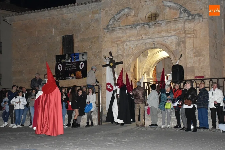 Foto 5 - Multitudinario acompa&ntilde;amiento al Cristo del Silencio bajo una espectacular luna