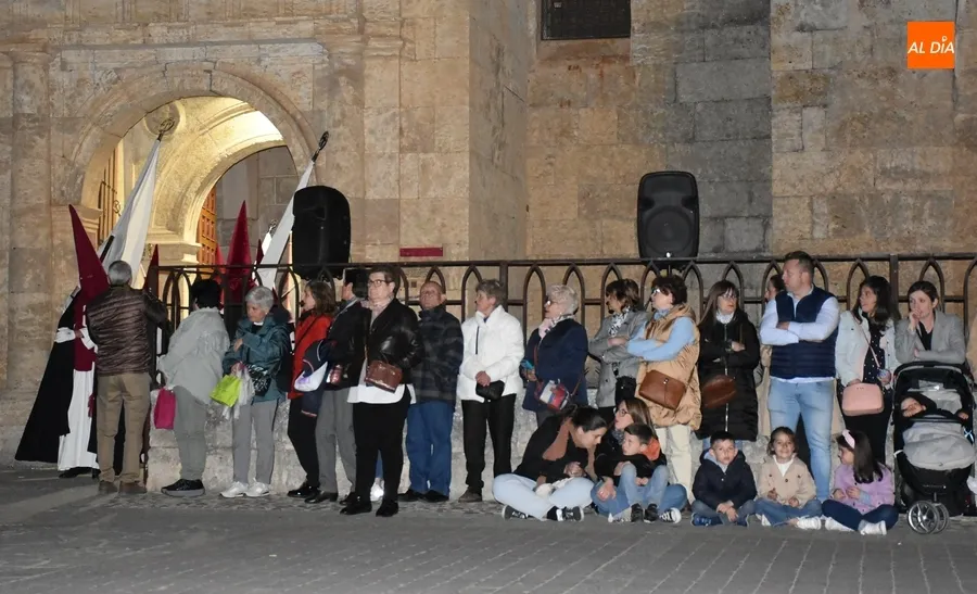 Foto 6 - Multitudinario acompa&ntilde;amiento al Cristo del Silencio bajo una espectacular luna