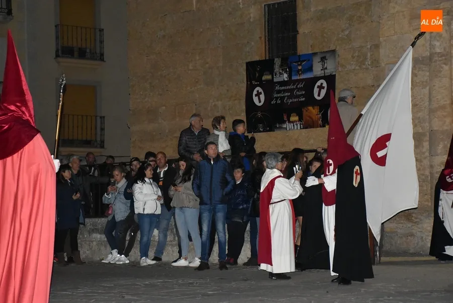 Foto 7 - Multitudinario acompa&ntilde;amiento al Cristo del Silencio bajo una espectacular luna