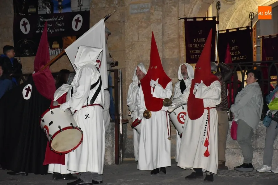 Foto 8 - Multitudinario acompa&ntilde;amiento al Cristo del Silencio bajo una espectacular luna