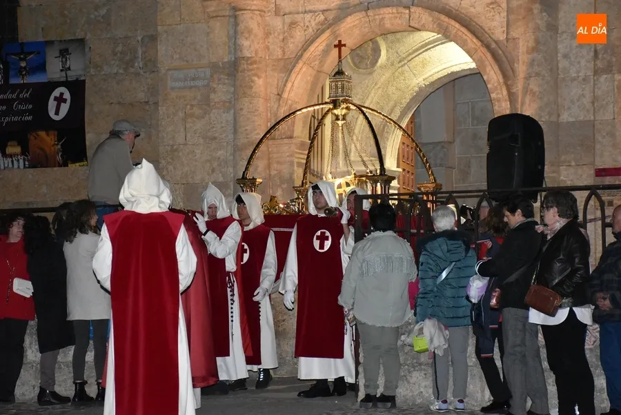 Foto 9 - Multitudinario acompa&ntilde;amiento al Cristo del Silencio bajo una espectacular luna