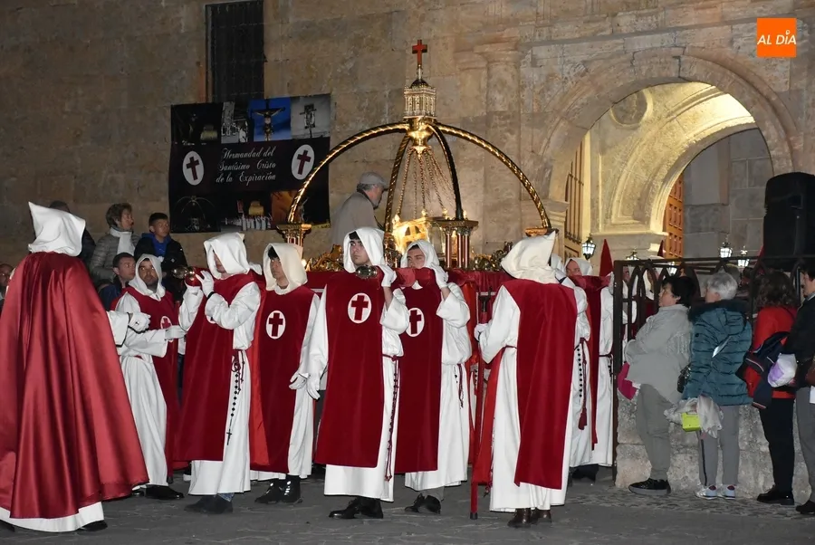 Foto 10 - Multitudinario acompa&ntilde;amiento al Cristo del Silencio bajo una espectacular luna